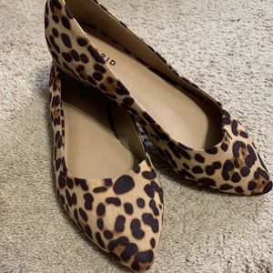Leopard pointed flats
